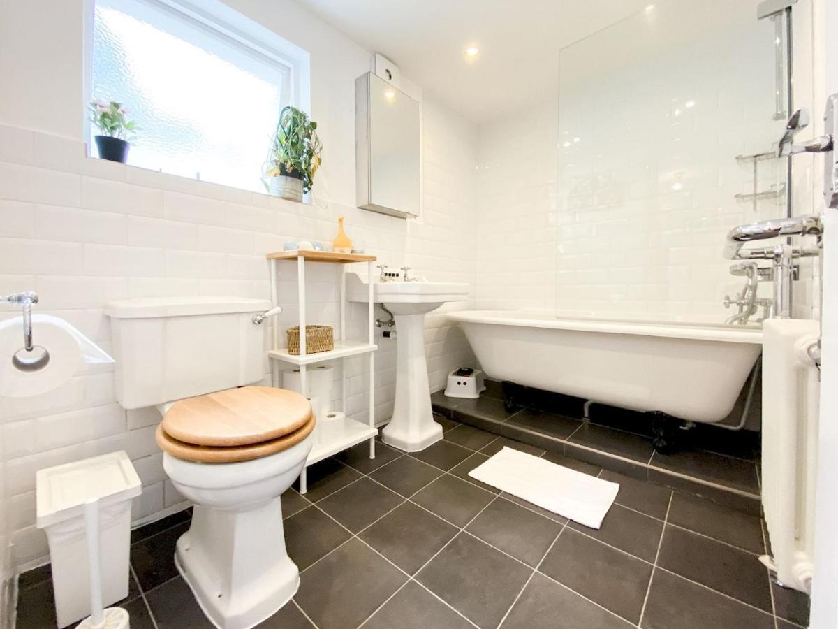 Pass The Keys Garden Apartment In Stockwell Лондон Екстериор снимка